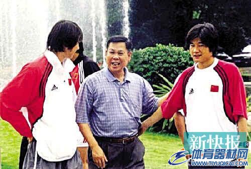 　■李经纬（中）和原健力宝足球队球员李铁（左）、李金羽交谈。