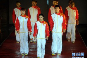 安踏体育为伦敦奥运会中国体育代表团提供“冠军龙服”领奖 (6)